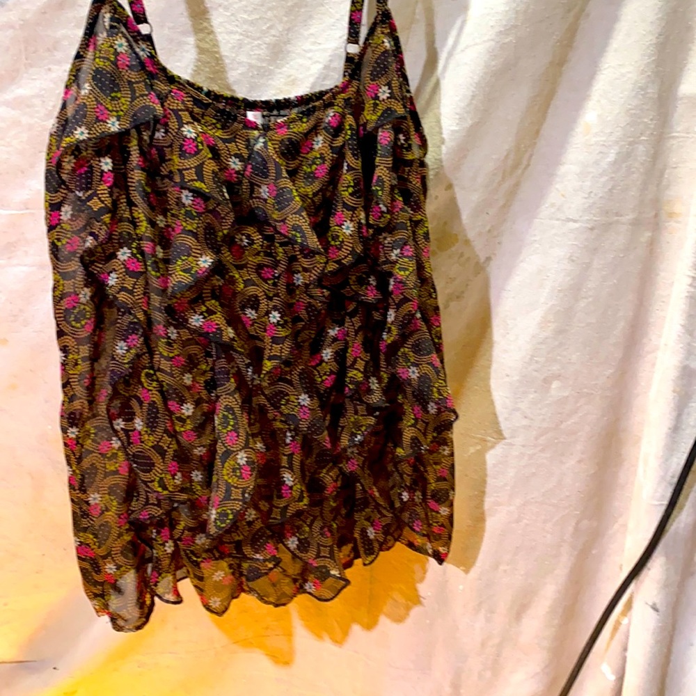 Cute summer shear top with ruffles.